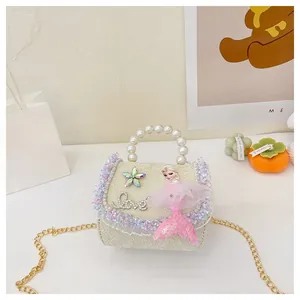Détail d'un sac pour enfant en dentelle avec poignée perle et décor de sirène