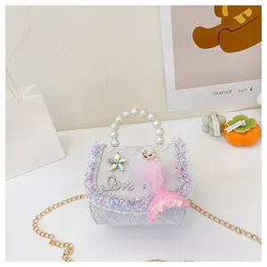 Détail du motif Elsa et de l'anse en perles sur le mini sac en dentelle pour enfants