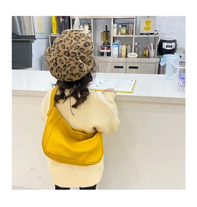 Detail of a yellow PU leather dumpling-shaped crossbody bag for girls in autumn style