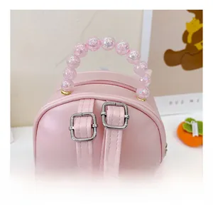 Détails des bretelles réglables en PU rose avec boucles argentées et poignée en perles