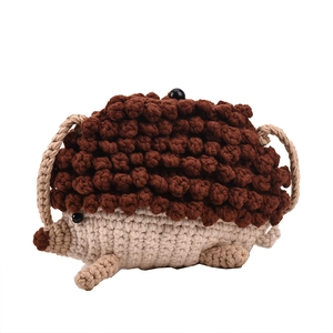 Sac bandoulière hérisson crocheté à la main pour enfants en maille marron et beige texturée