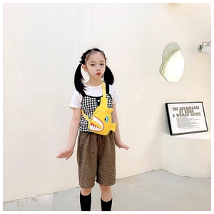 Detail of cute yellow shark crossbody bag for kids with adjustable strap and cartoon features