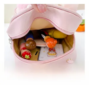 Vue intérieure du mini sac à dos rose pailleté montrant la capacité pour enfants