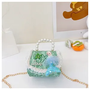 Détail du sac à main en dentelle verte pour filles avec poignée en perles et charme Elsa