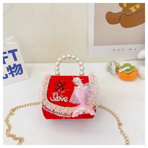 Détail du sac de princesse rouge avec motif Elsa, perles et chaîne dorée