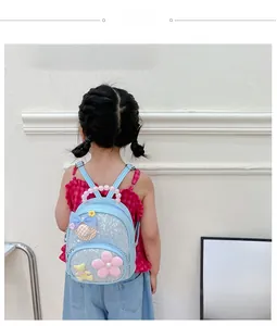 Détail du sac à dos enfant bleu à paillettes avec poignée en perles et ornements mignons