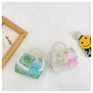 Détail de sacs sirène en dentelle avec poignées en perles et motifs de la princesse Elsa