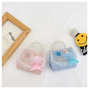 Détail de sacs princesse sirène avec dentelle, paillettes et poignées en perles