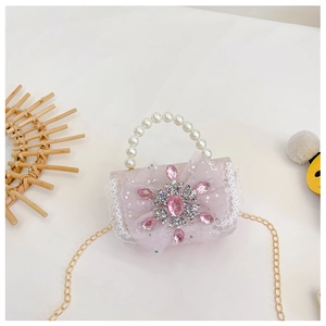 Detail der rosa Kinderhandtasche mit Perlengriff und funkelndem Schneeflocken-Strass