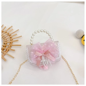 Detailansicht der rosa Spitzentasche mit Satin-Schleife und elegantem Perlen-Griff