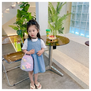 Détail du sac à dos violet à paillettes pour enfant avec fleur 3D et poignée perle