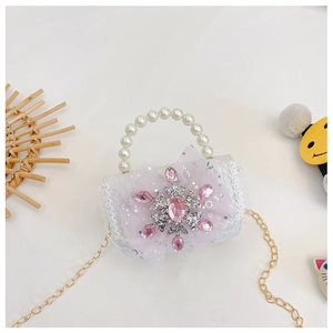Detail von weißer Spitzentasche für Mädchen mit Strass-Schneeflocke und Perlengriff