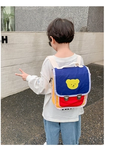 Détail du dos respirant et des bretelles blanches sur le sac à dos coloré pour enfants