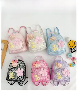 Vue à plat de sacs à dos à paillettes pour enfants avec poignées en perles