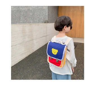 Détail du mini sac à dos enfant multicolore avec motif d'ours et boucles métalliques