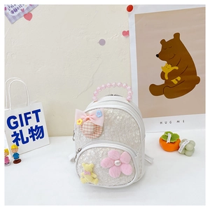 Détail de l'anse en perles roses et paillettes sur ce sac à dos pour enfant