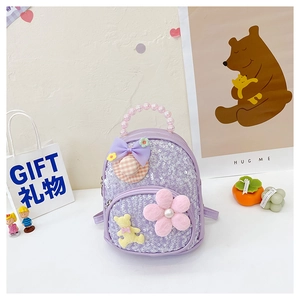 Gros plan du mini sac à dos à paillettes violettes avec poignée perle et patchs mignons