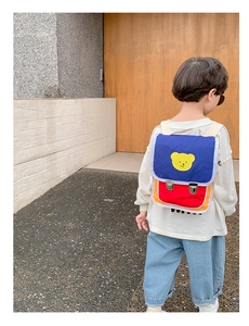 Photo en extérieur d'un mini sac à dos en toile pour enfants avec motif d'ours mignon