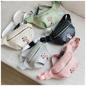 Détail des sacs bandoulière pour enfants avec motifs de lettres et personnages de dessins