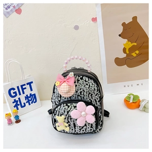 Détail du sac à dos sequins pour enfant avec ours en peluche et poignée perlée