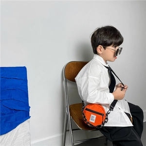 Sac bandoulière rond pour enfants en nylon orange avec une grosse chaîne noire