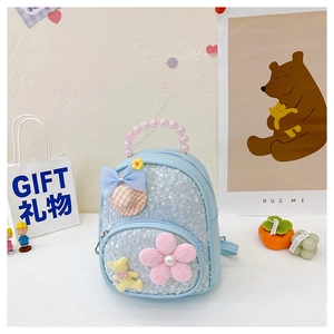 Détail du mini sac à dos à paillettes bleues avec fleur en dentelle et poignée en perles