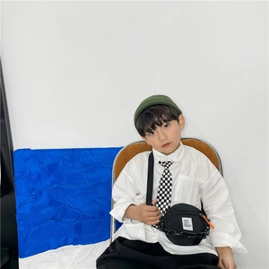 Sac bandoulière rond enfant en nylon noir avec chaîne et fermeture éclair orange tendance