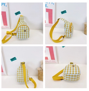 Détails du sac de poitrine à carreaux pour enfant avec patch ours et sangle réglable