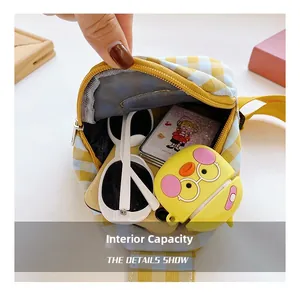 Vue intérieure d'un sac de poitrine à carreaux pour enfants montrant l'espace de rangement