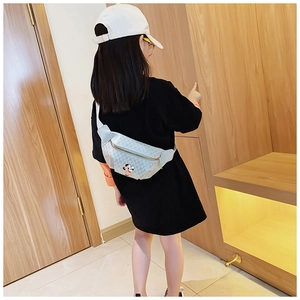 Vue arrière d'un enfant portant un sac de poitrine gris Mickey avec bandoulière