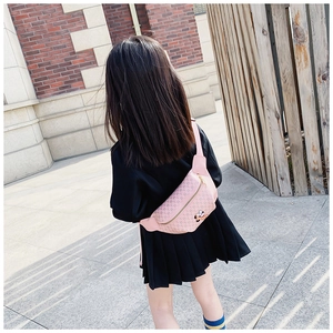 Gros plan détaillé du sac banane rose pour enfant avec broderie Mickey et motif H-monogramme