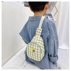 Détail du sac de poitrine à carreaux verts et blancs pour enfants avec patch ours
