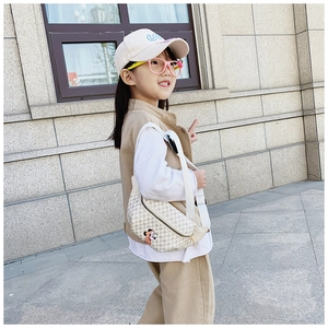 Photo de style de vie d'un sac banane enfant crème avec imprimé Dingo et motif en H