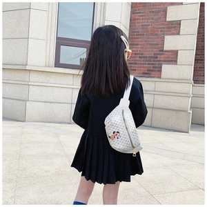 Vue arrière d'un sac bandoulière blanc avec motifs gris sur un modèle enfant