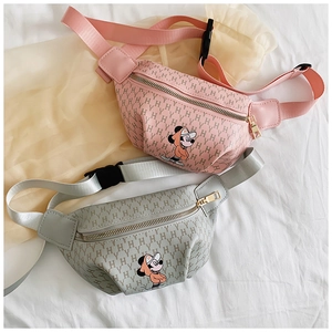Détail de sacs banane en PU rose et gris avec imprimés cartoon et sangles ajustables