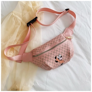 Détail du sac banane rose à motif H et sangle réglable pour petites filles