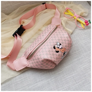 Dettaglio del marsupio rosa in pelle PU con motivo di personaggi e stampe di lettere