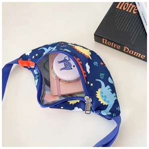 Détail du sac banane bleu imperméable pour enfants avec motif dinosaure coloré et fermeture éclair