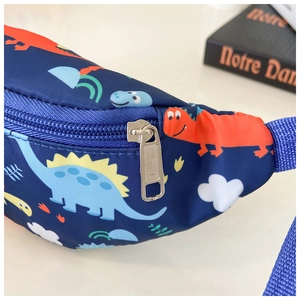 Détail de la fermeture éclair et motif dinosaure sur le sac banane bleu marine pour enfant