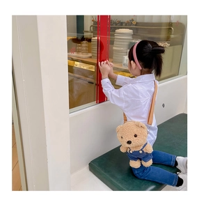 Détail du sac bandoulière ours en peluche avec salopette en jean et sangle pour filles