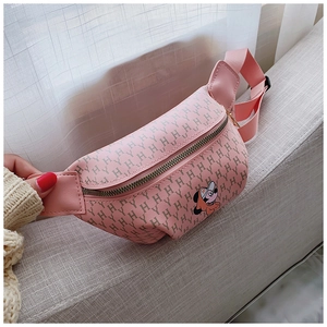 Dettaglio del marsupio rosa in pelle PU per bambini con stampa cartoon e tracolla