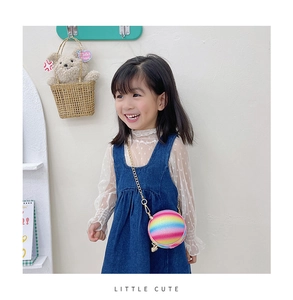 Detail of round rainbow crossbody bag with glitter finish and gold metal chain strap