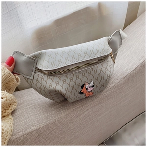 Détail d'un sac banane enfant en cuir PU blanc avec imprimé lettres et motif cartoon
