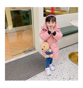 Sac bandoulière en peluche ours brun assorti à une doudoune rose pour petite fille