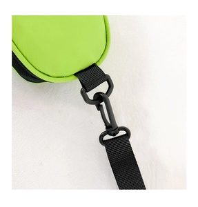 Detail der neongrünen Kindertasche mit schwarzem Nylongurt und Karabinerverschluss
