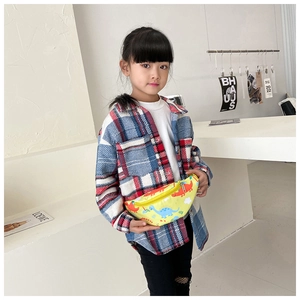 Détail du sac banane jaune pour enfants avec des motifs mignons de dinosaures imprimés
