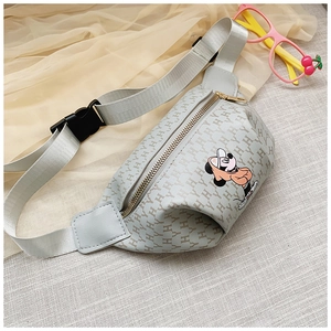 Détail du sac banane enfant en cuir PU gris avec motif H et imprimé de souris