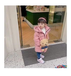 Fille en doudoune rose à capuche avec un sac à bandoulière en peluche d'ours brun