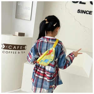 Détail du sac banane jaune pour enfants avec dinosaures mignons et sangle réglable