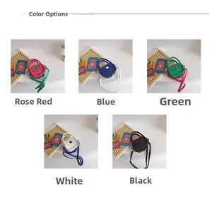 Vue détaillée des mini sacs bandoulière en rose, bleu, vert, blanc et noir élégants
